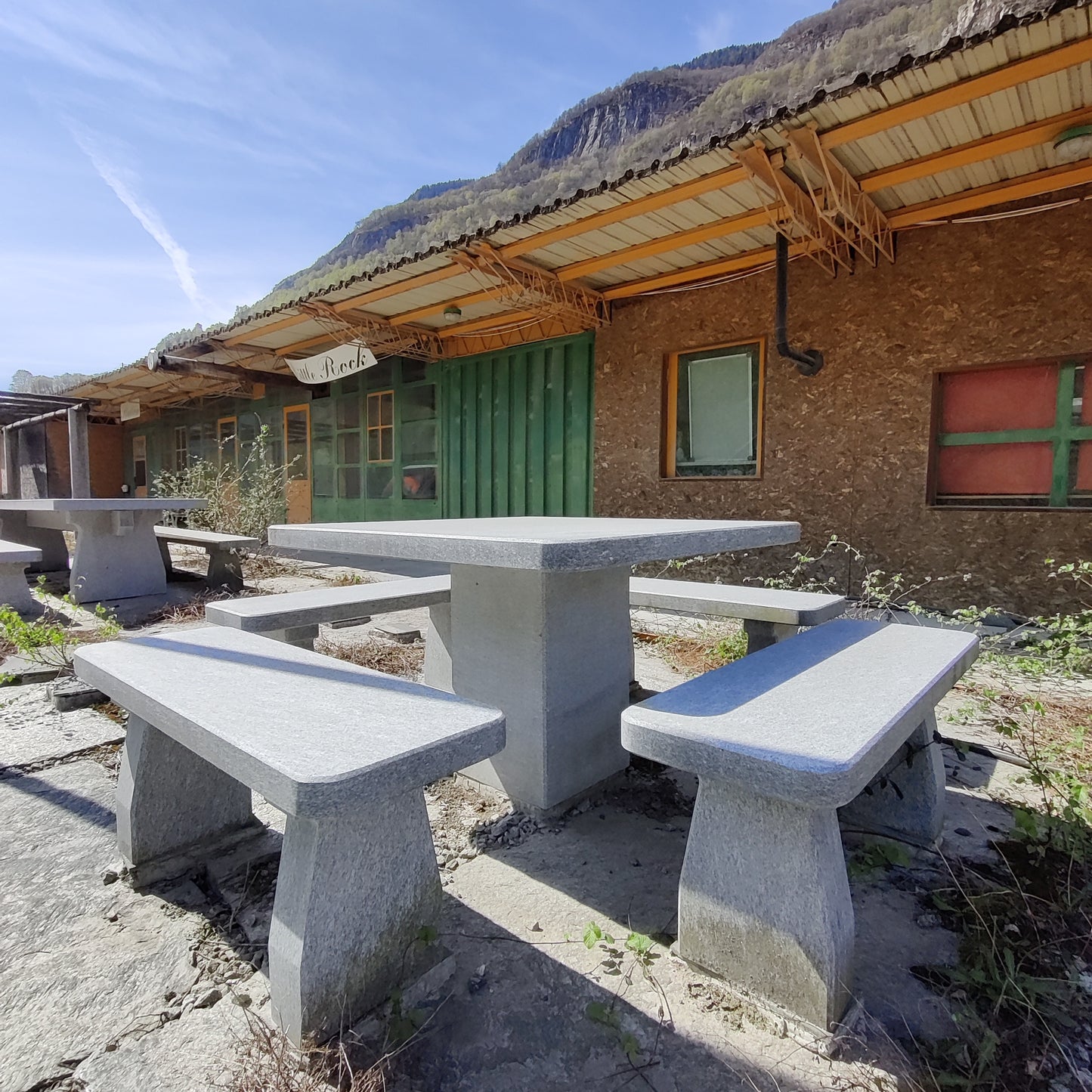 Quadratischer Tisch mit 4 Bänken aus Granit