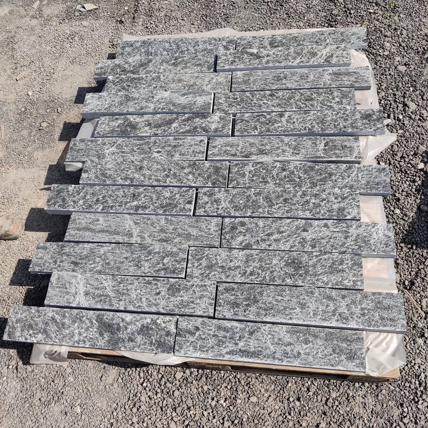 Split slats for floors/walls in Maggia granite - 20 sqm