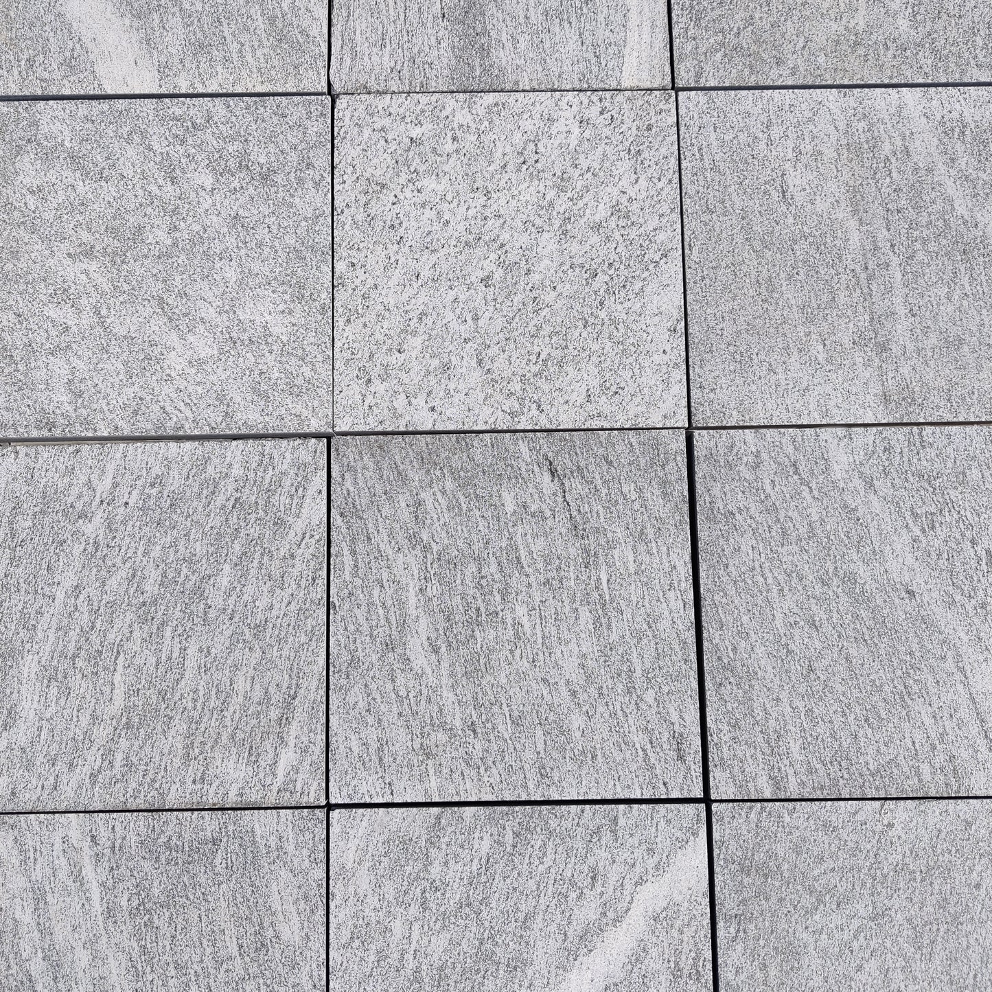 Boden aus gemischtem Maggia Granit