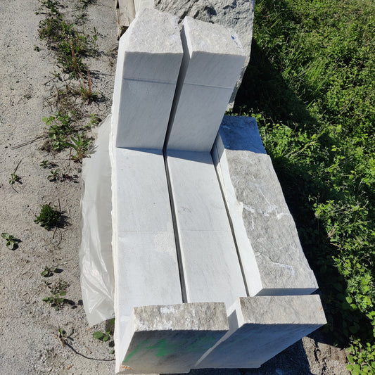 Set di due elementi sagomati in marmo Cristallina Green Ondulato