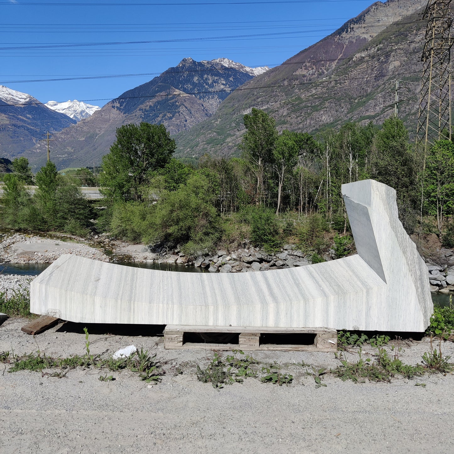 Shaped element in marble Cristallina Green Ondulato