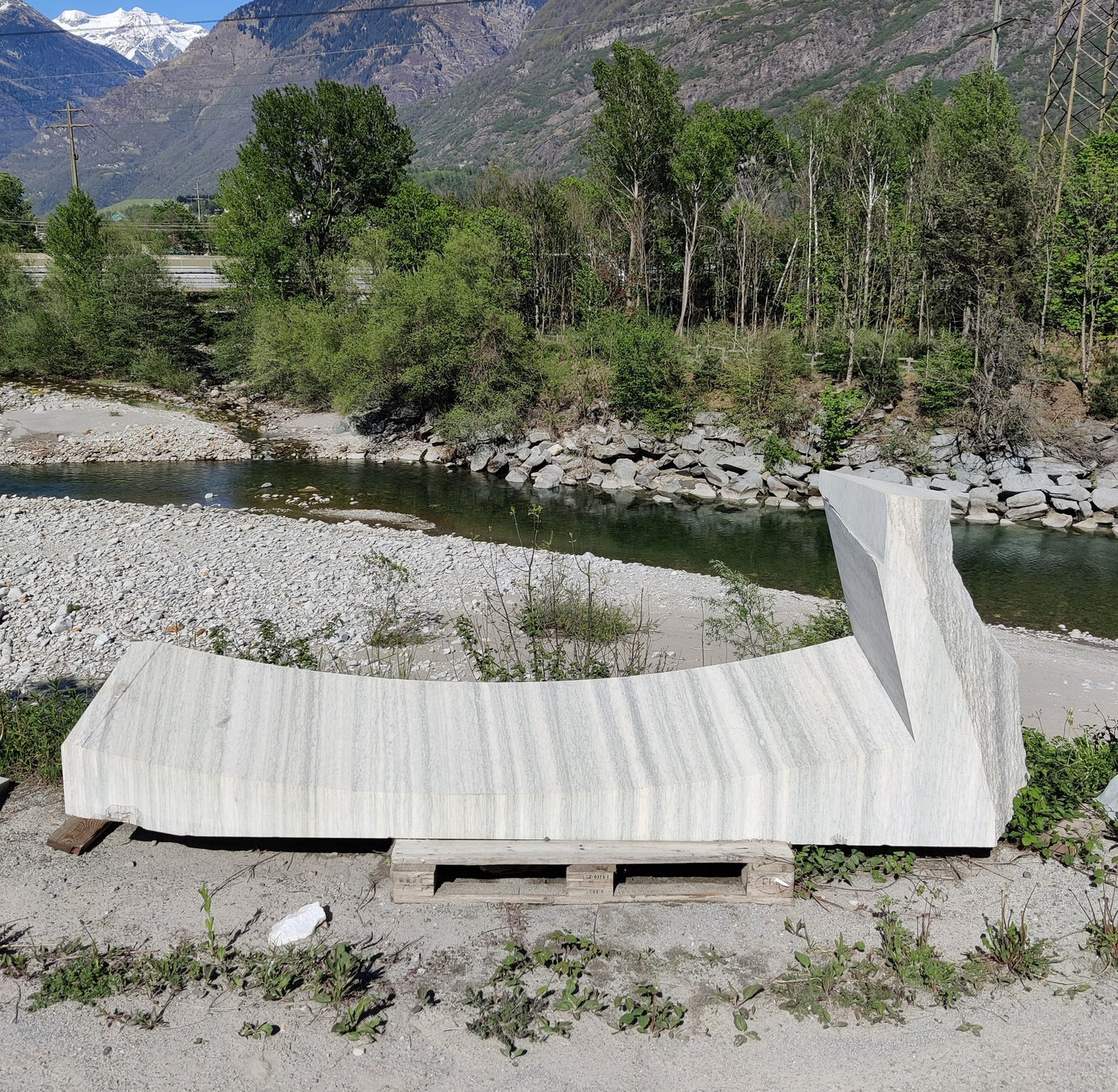 Shaped element in marble Cristallina Green Ondulato