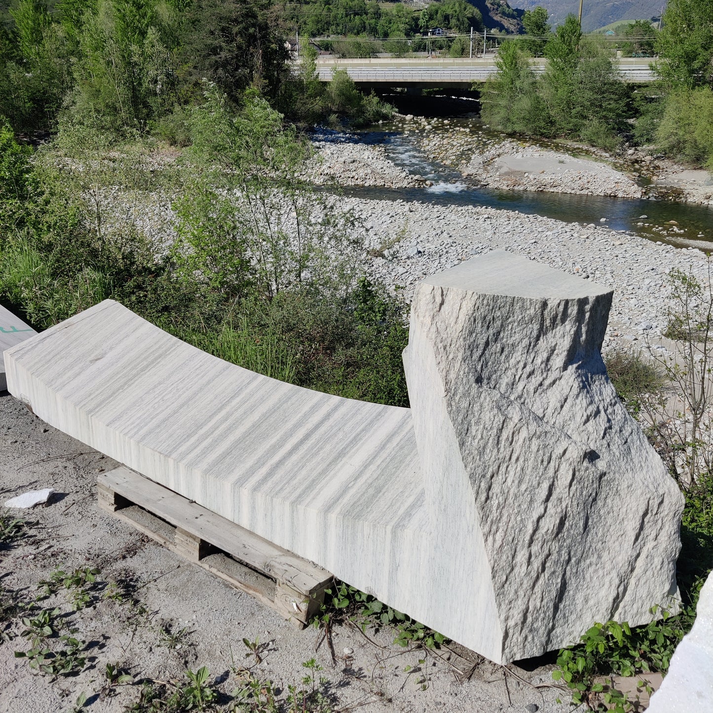 Shaped element in marble Cristallina Green Ondulato