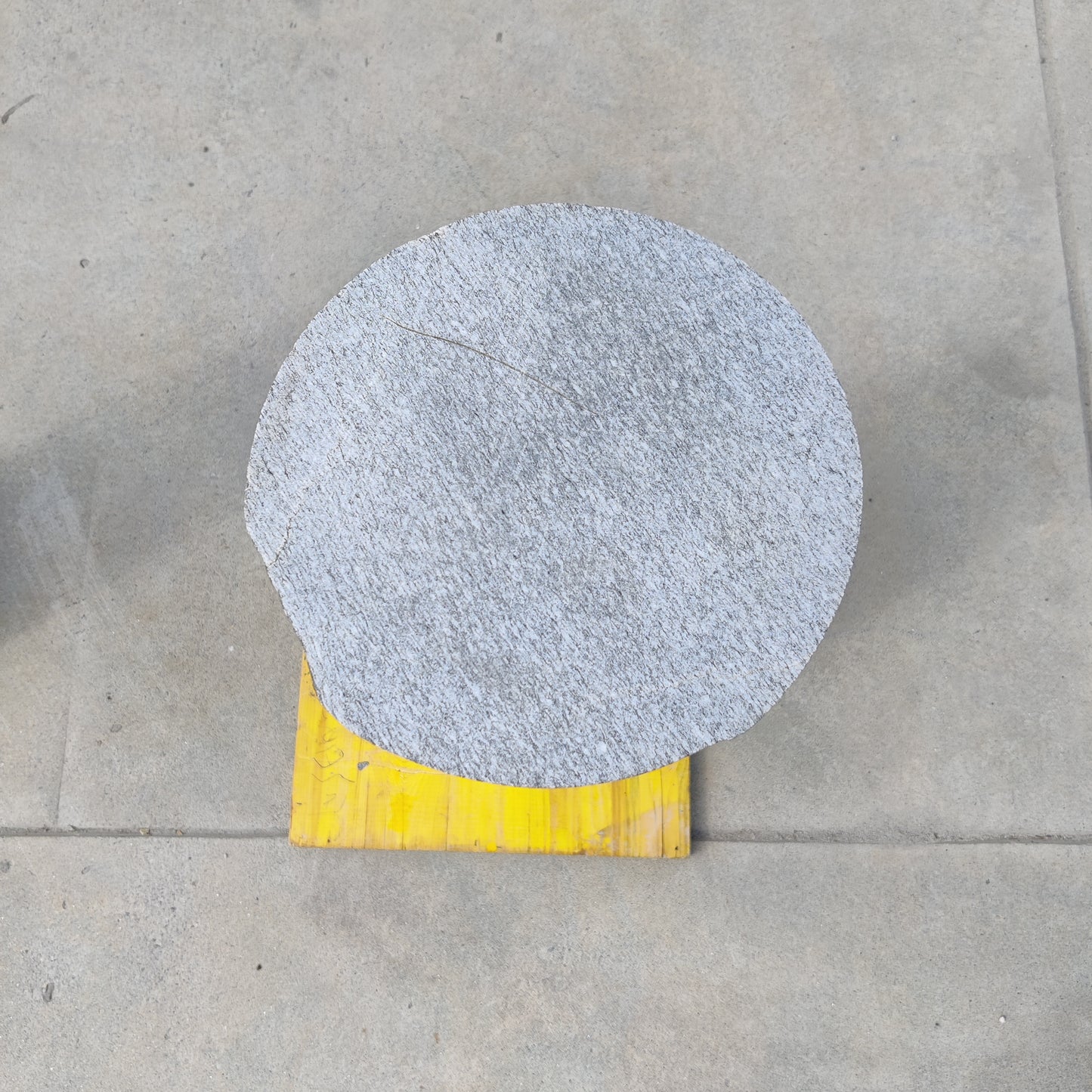 Massiver Zylinder aus Maggia Allegro Granit