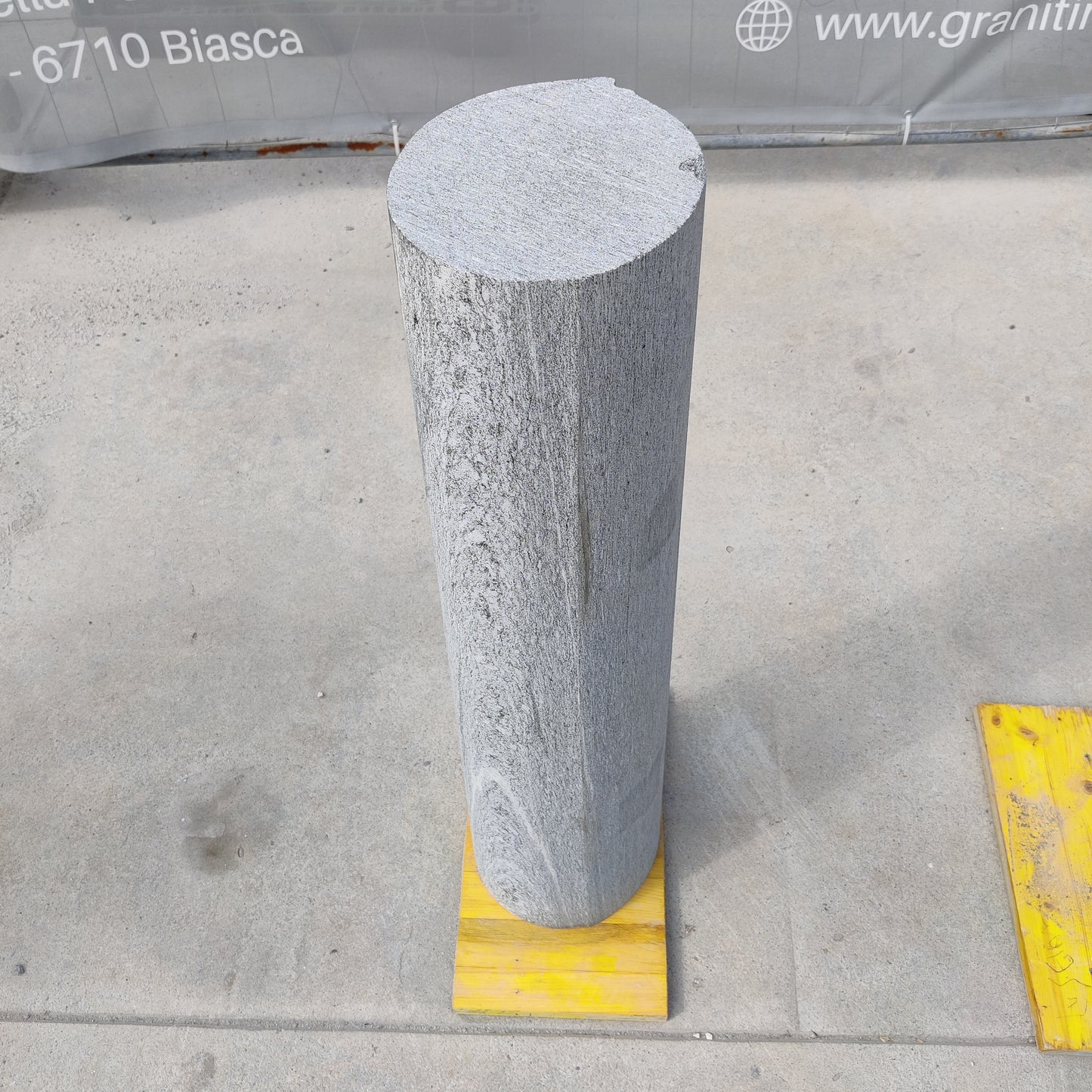 Massiver Zylinder aus Maggia-Allegro-Granit