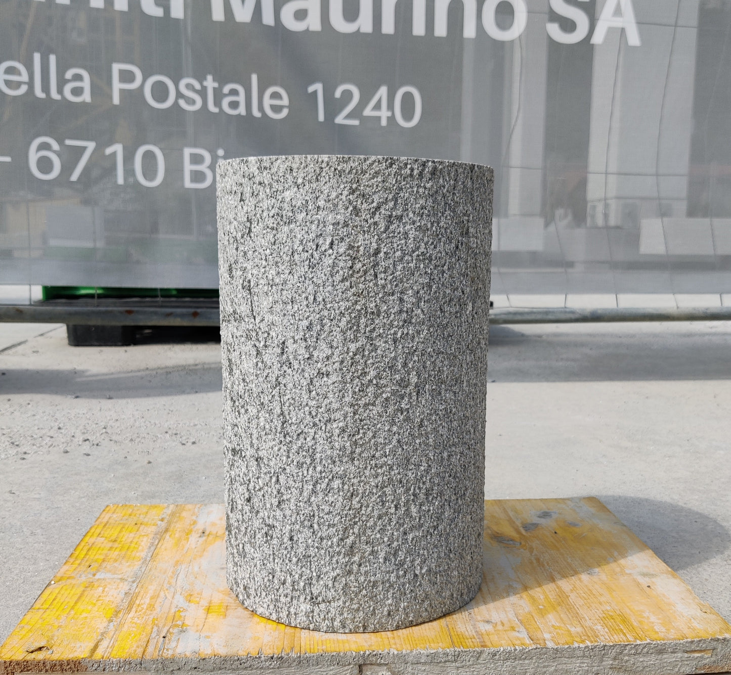 Kleiner Zylinder aus Granit Maggia Allegro