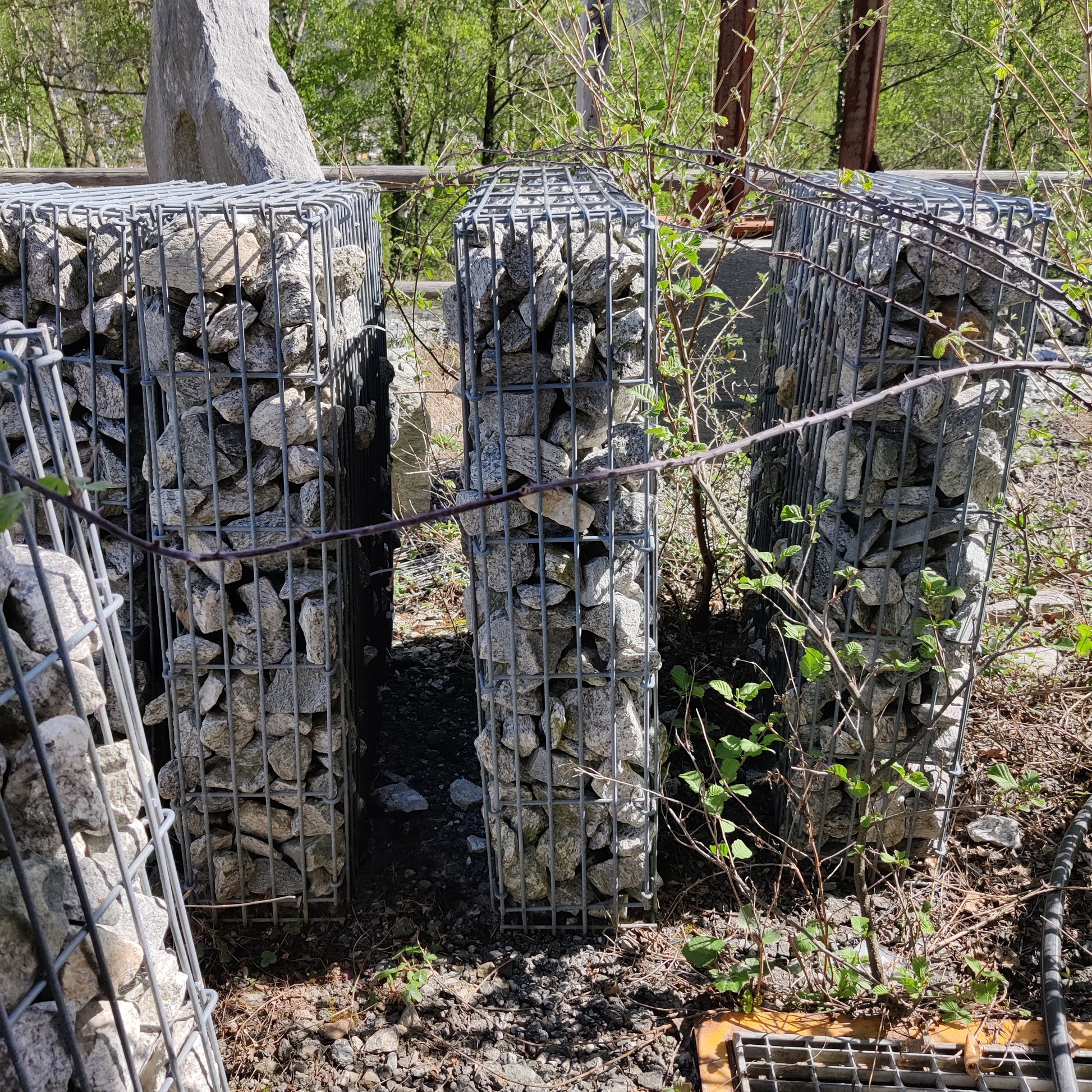 Gabbioni metallici riempiti con granulati di granito