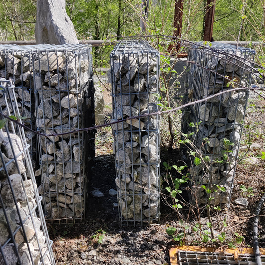Gabbioni metallici riempiti con granulati di granito