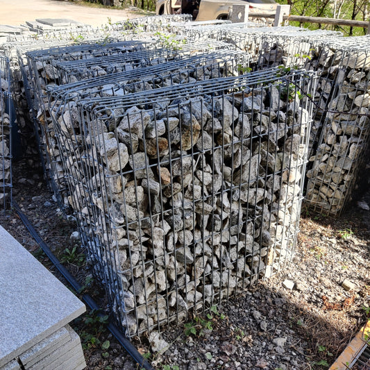 Gabbioni metallici riempiti con granulati di granito