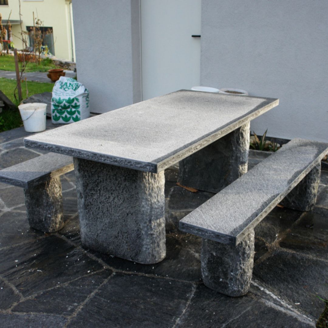 Ensemble table et bancs en granit tessinois modèle LUGANO