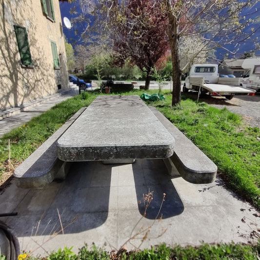 Set tavolo e due panchine in pietra massiccia
