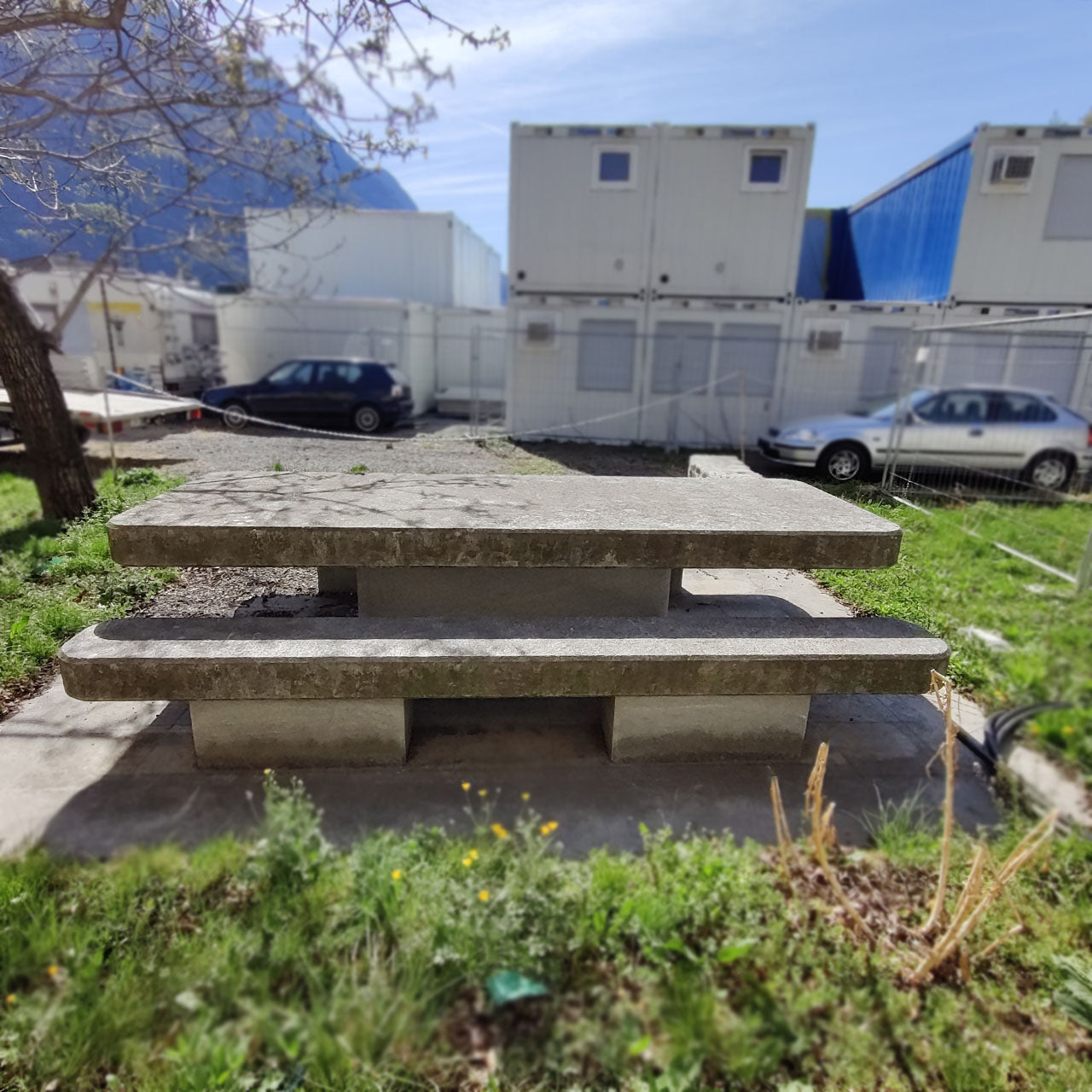 Set tavolo e due panchine in pietra massiccia