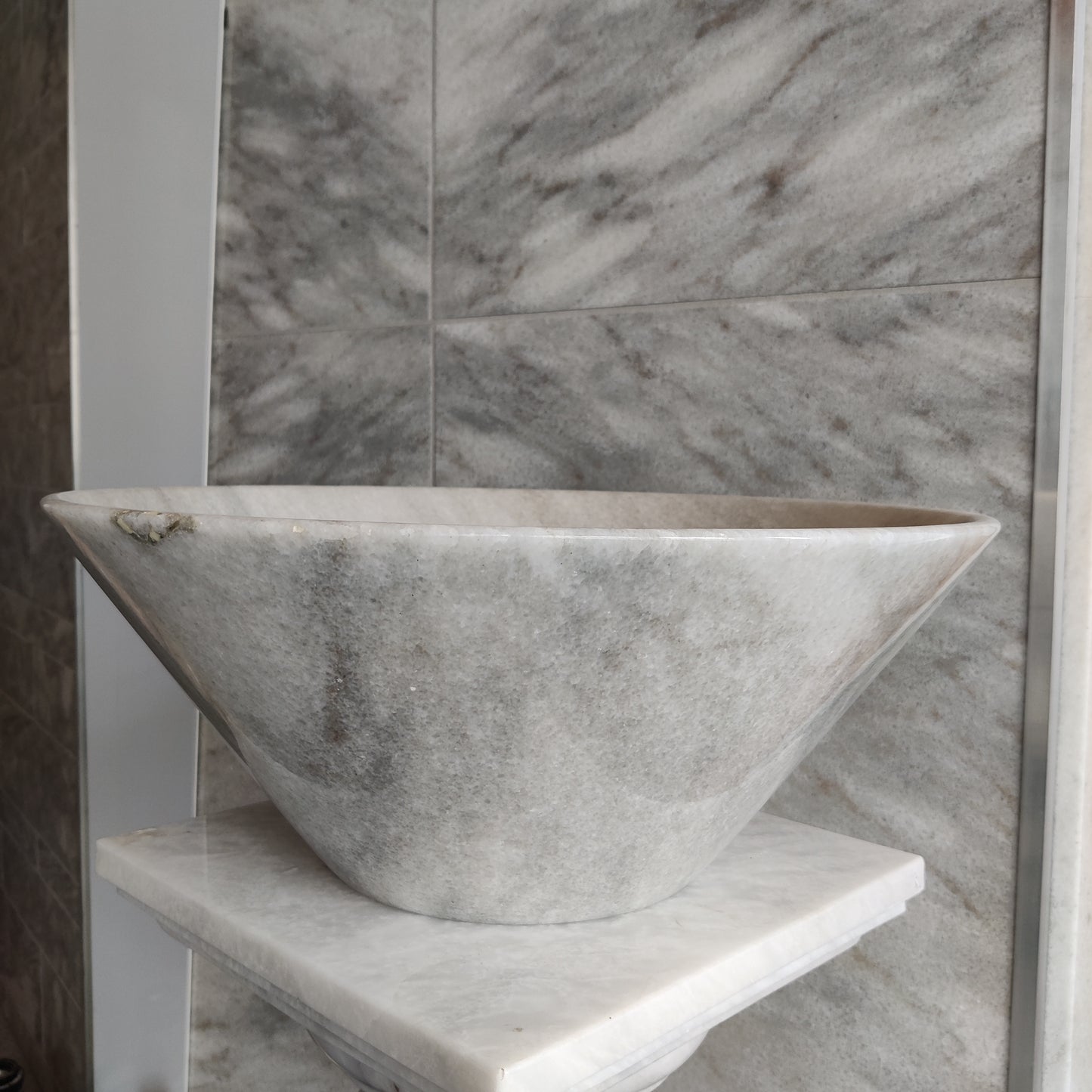 Grosse Obstschale aus Cristallina White Venato Marmor