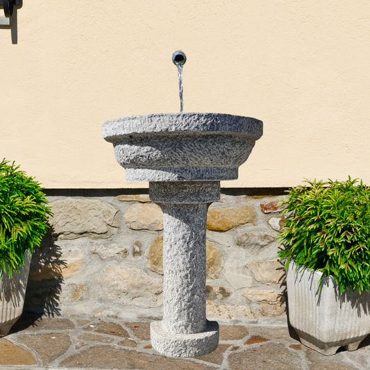 Fontanella a muro in granito antico