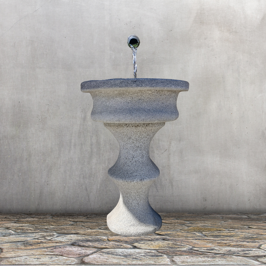 Fontanella a muro sagomata in granito antico