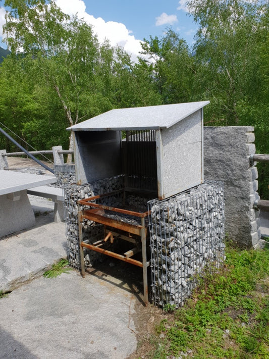 Grille en granit sur gabions remplis de gravier
