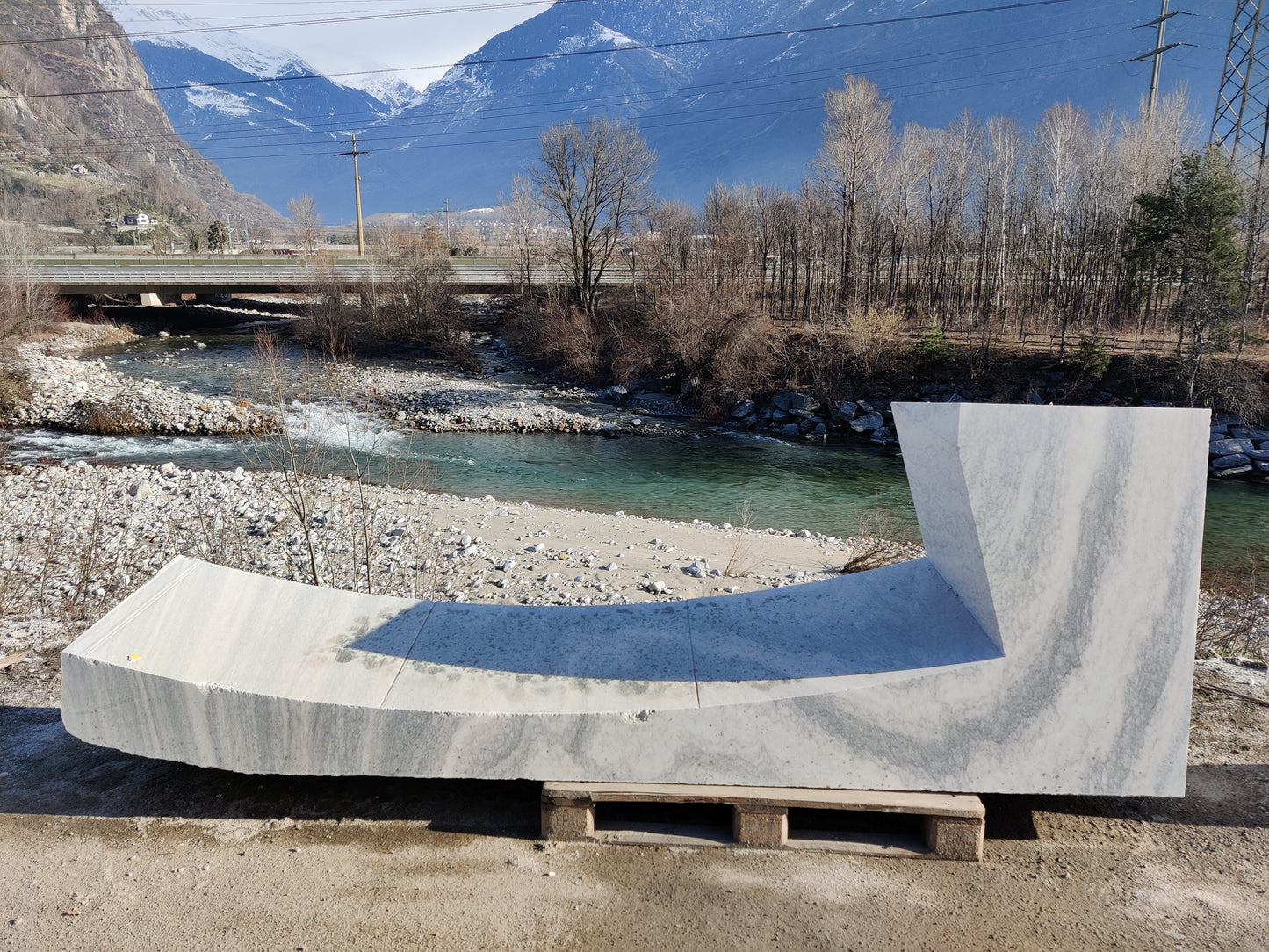 Shaped element in marble Cristallina Green Ondulato