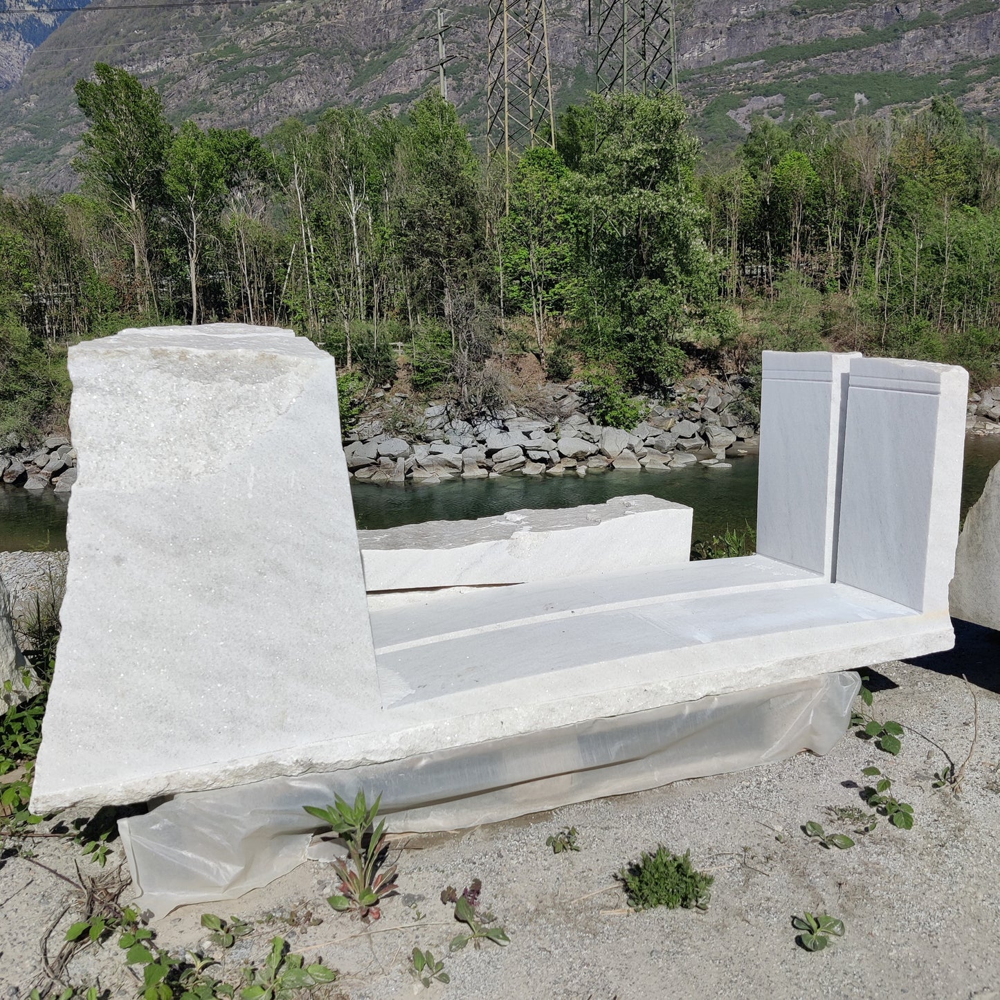 Set di due elementi sagomati in marmo Cristallina Green Ondulato