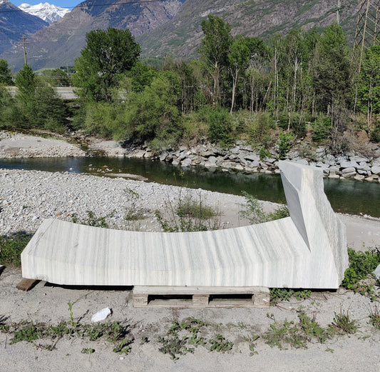 Shaped element in marble Cristallina Green Ondulato