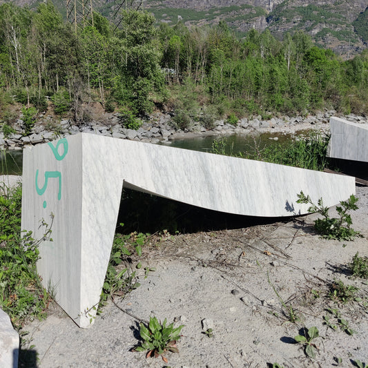 Shaped element in marble Cristallina Green Ondulato