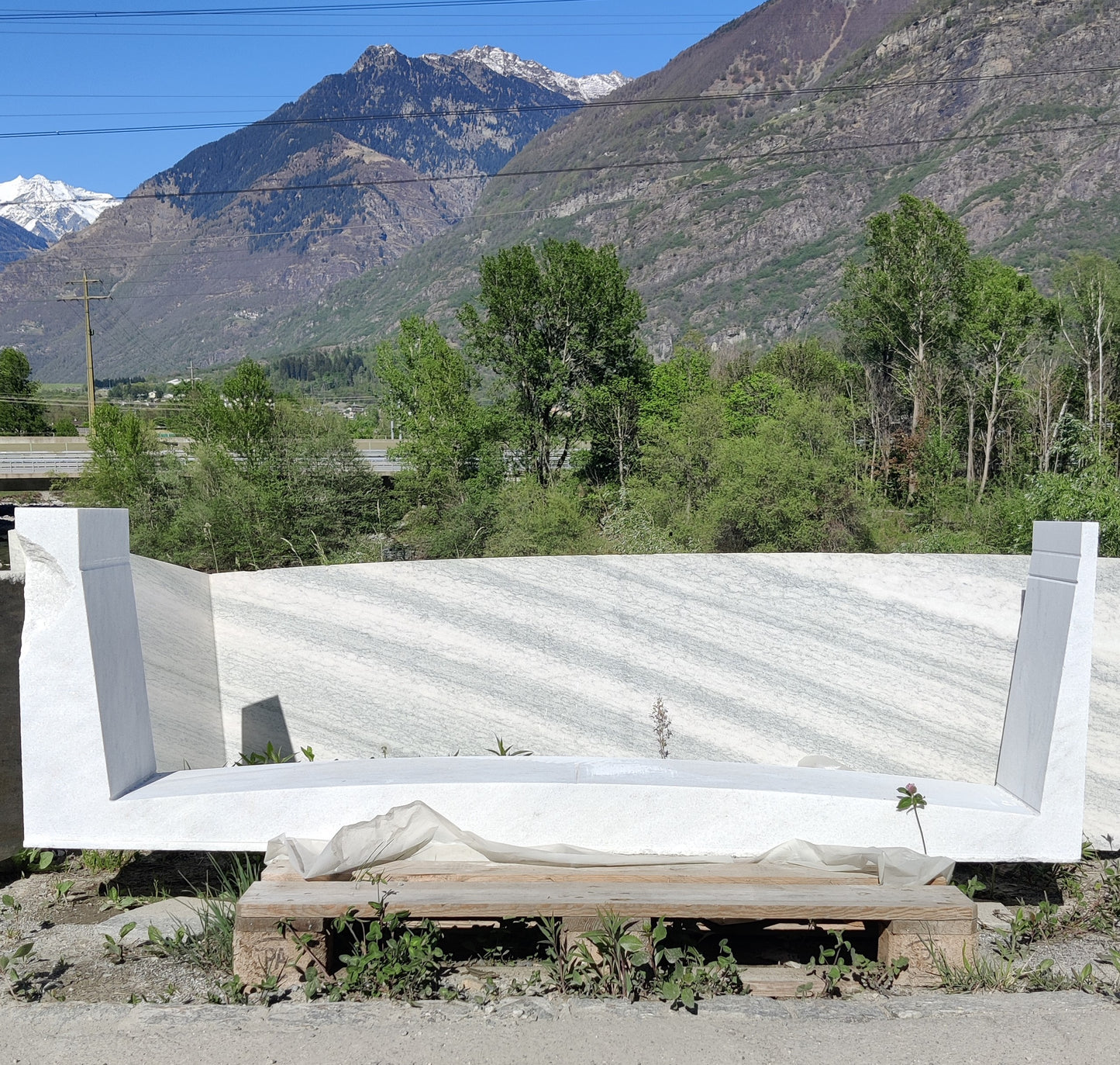 Shaped element in marble Cristallina Green Ondulato