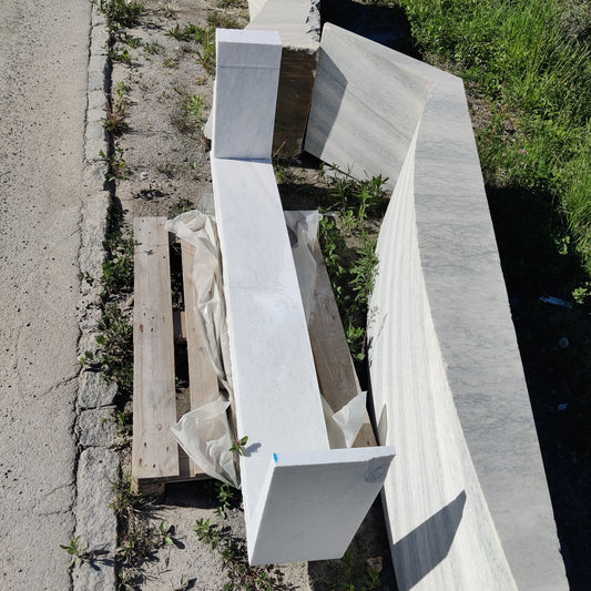 Shaped element in marble Cristallina Green Ondulato