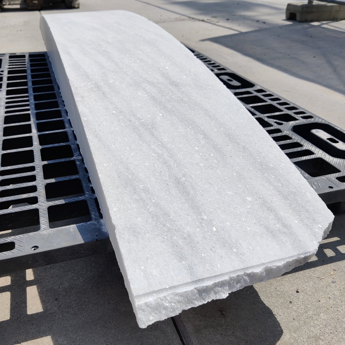 Elemento sagomato in marmo Cristallina White Striato