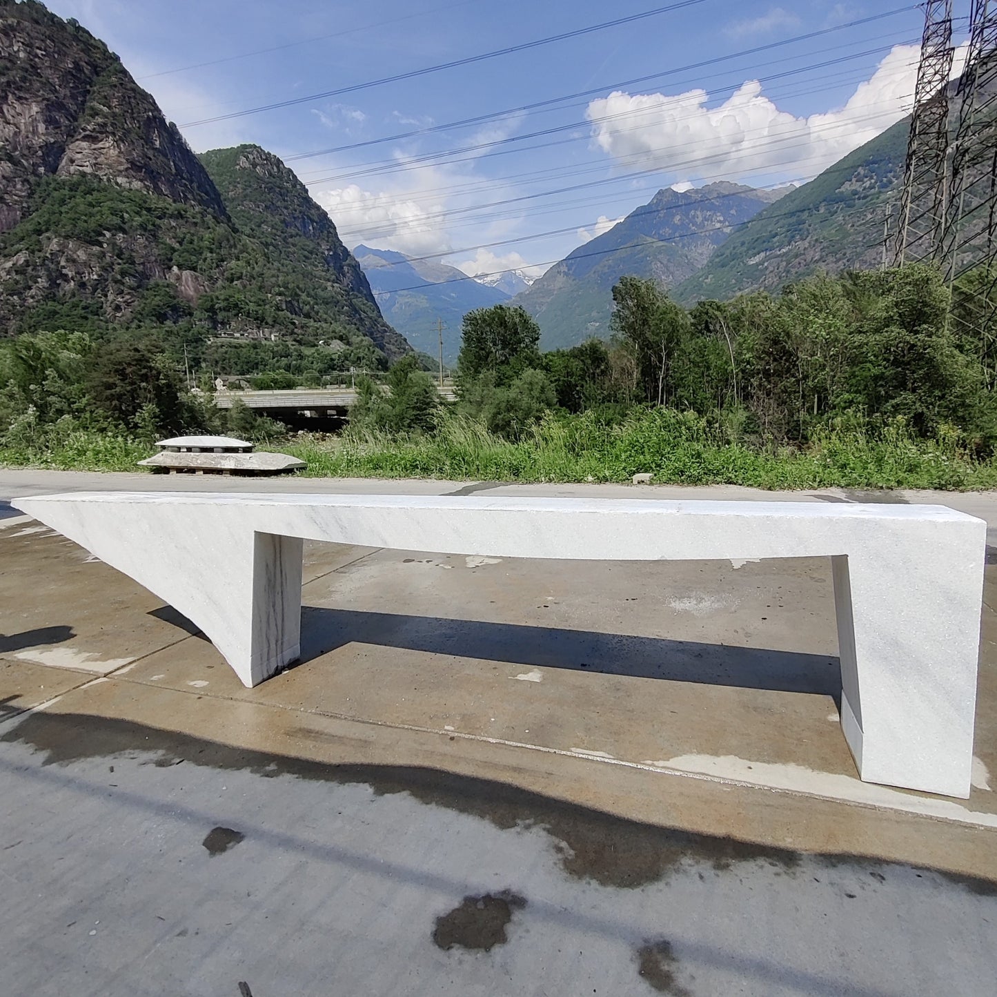 Shaped element in marble Cristallina White Venato