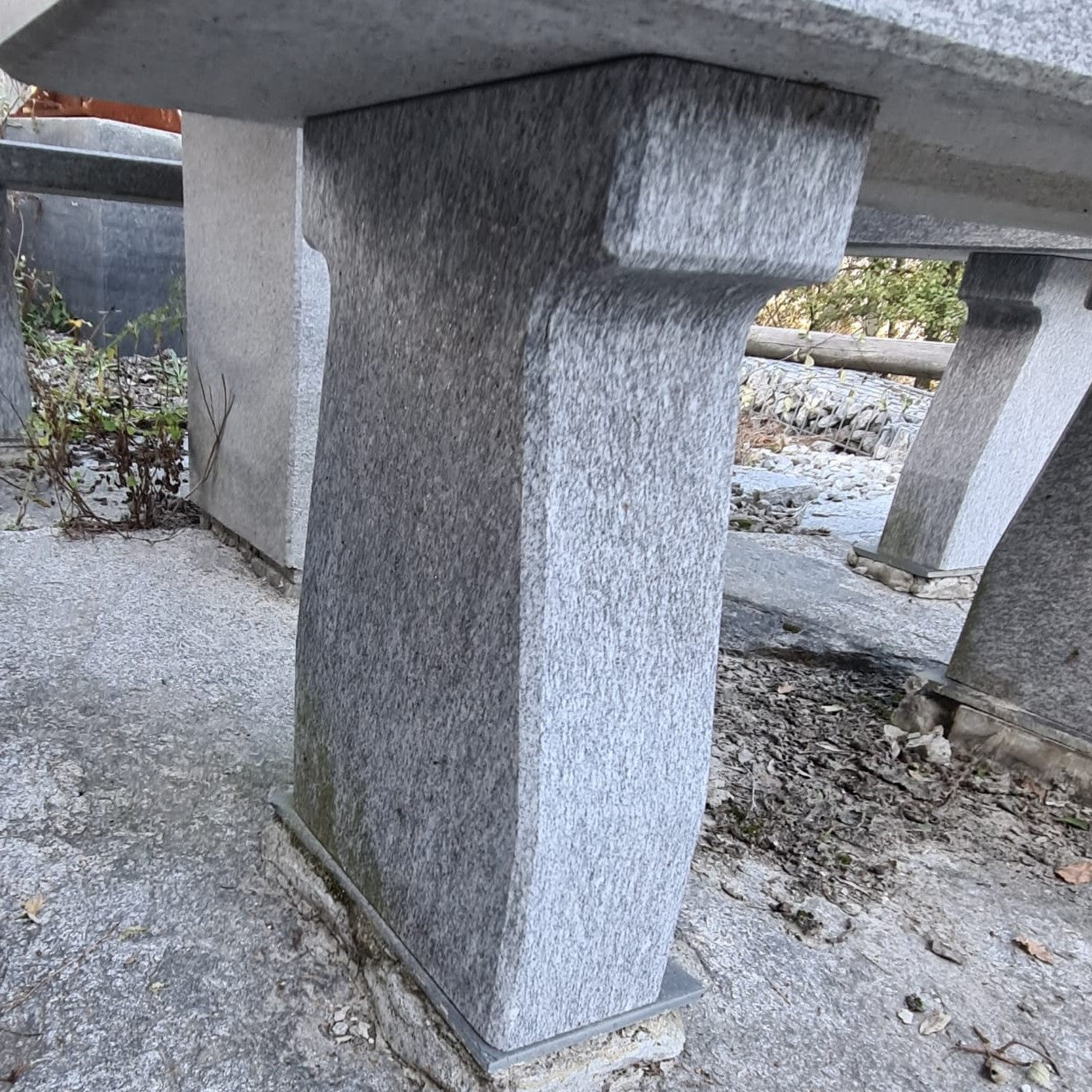Banc en granit avec une longueur de 2 m