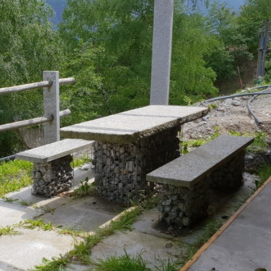 Table et deux bancs en granit avec des gabions comme pieds